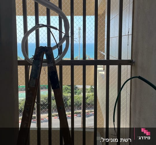 סולם עץ, רשת מתכת, צינורות פלסטיק, חוטים חשמליים